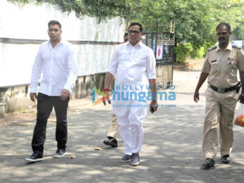 Akshay Kumar, Abhishek Bachchan and others attend the funeral of Shilpa Shetty's father