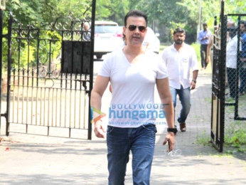 Akshay Kumar, Abhishek Bachchan and others attend the funeral of Shilpa Shetty's father