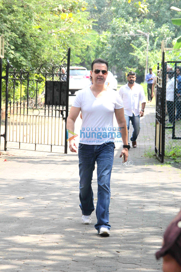 akshay kumar abhishek bachchan and others attend the funeral of shilpa shettys father 19