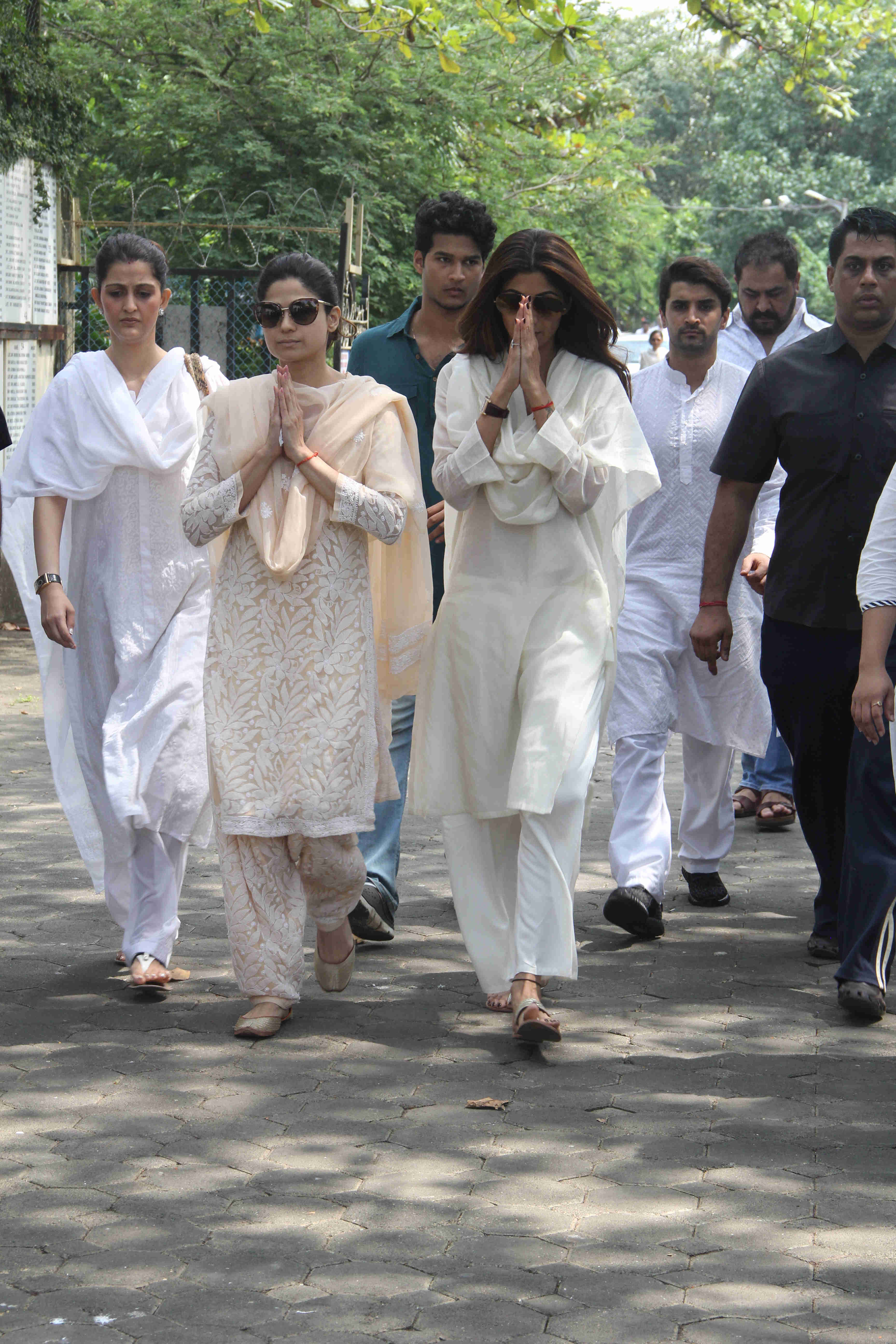 akshay kumar abhishek bachchan and others attend the funeral of shilpa shettys father 21