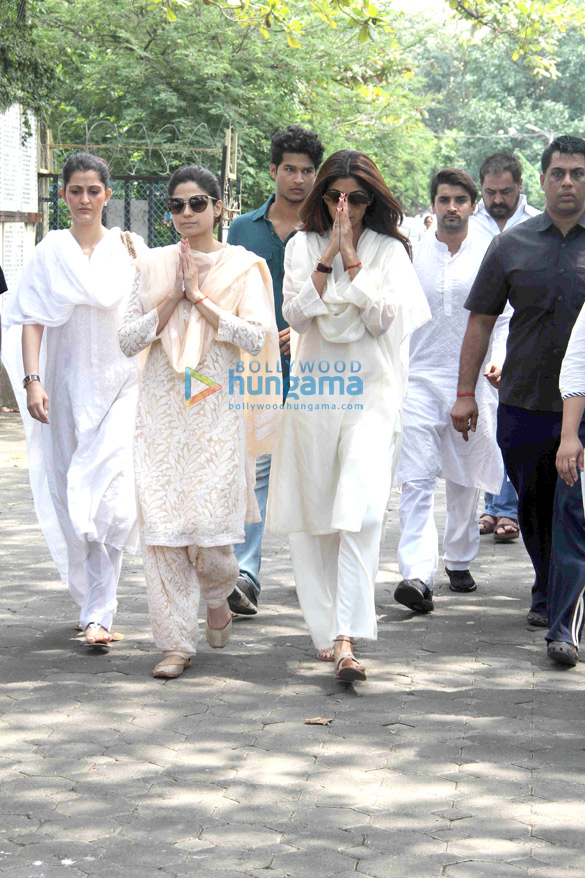 akshay kumar abhishek bachchan and others attend the funeral of shilpa shettys father 3
