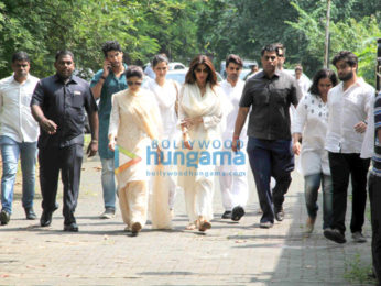 Akshay Kumar, Abhishek Bachchan and others attend the funeral of Shilpa Shetty's father