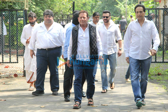 akshay kumar abhishek bachchan and others attend the funeral of shilpa shettys father 8