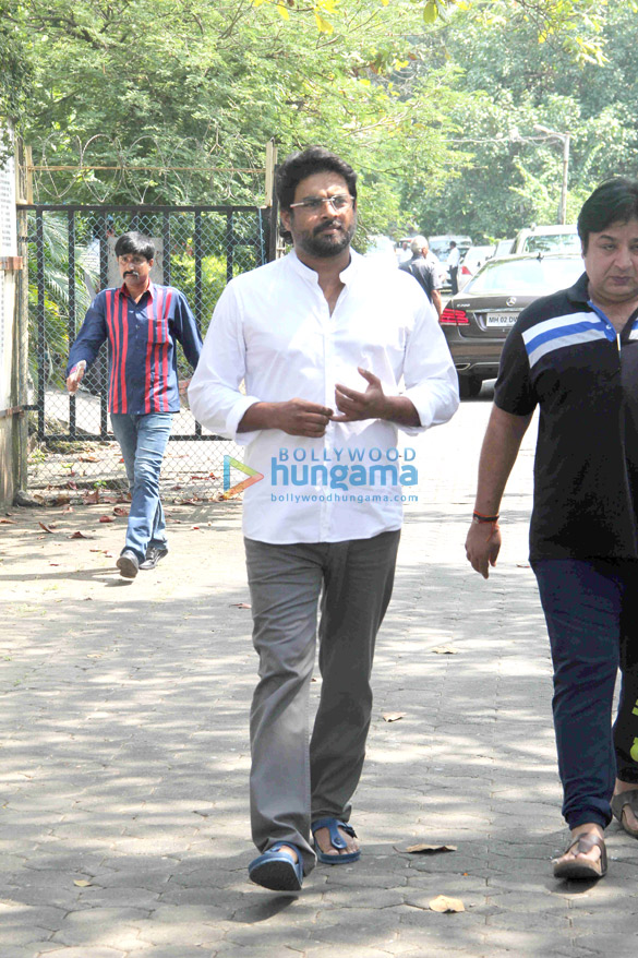 akshay kumar abhishek bachchan and others attend the funeral of shilpa shettys father 9