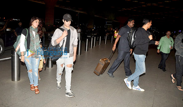akshay and family depart for holidays in dubai 3