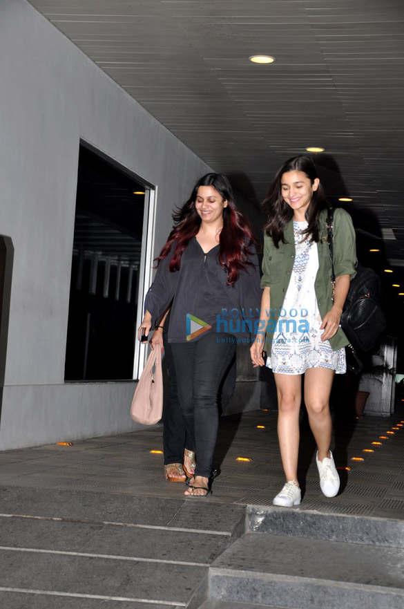 alia bhatt snapped post family dinner at hakkasan 1