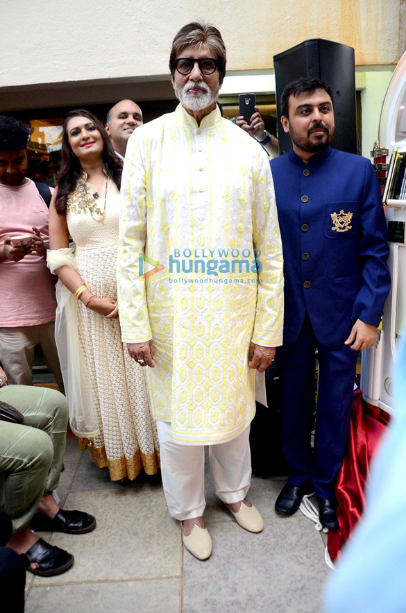 amitabh celebrates his 74th birthday 8