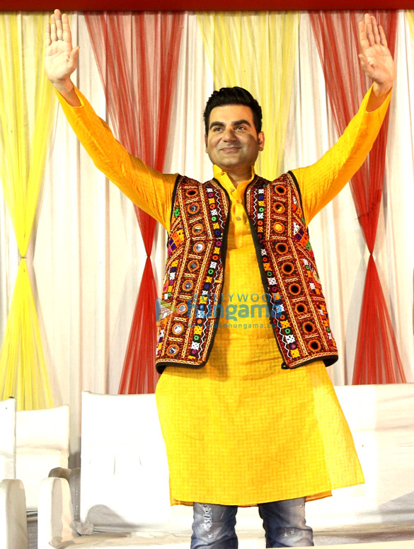 arbaaz khan promotes tera intezaar at special navratri celebrations in gandhidham 1