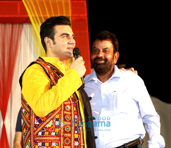 arbaaz khan promotes tera intezaar at special navratri celebrations in gandhidham 11