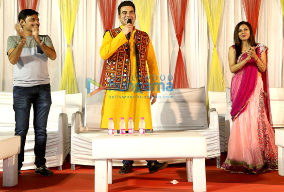 arbaaz khan promotes tera intezaar at special navratri celebrations in gandhidham 8