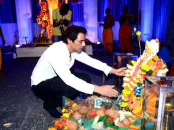 Arjun Rampal visits Durga Pandal at Dagdi Chawl