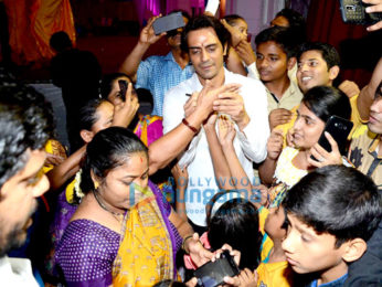 Arjun Rampal visits Durga Pandal at Dagdi Chawl