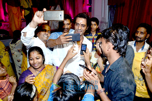 arjun visits durga pandal at dagdi chawl 5