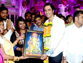 Arjun Rampal visits Durga Pandal at Dagdi Chawl