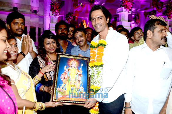 arjun visits durga pandal at dagdi chawl 6