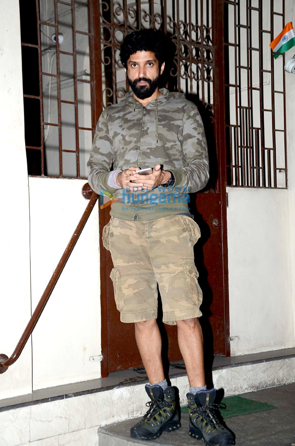 Farhan Akhtar snapped in Bandra after dubbing for Rock On!! 2 Farhan Akhtar snapped in Bandra after dubbing for Rock On!! 2