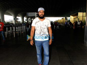 Kareena Kapoor Khan, Abhishek Bachchan & others snapped at the international airport
