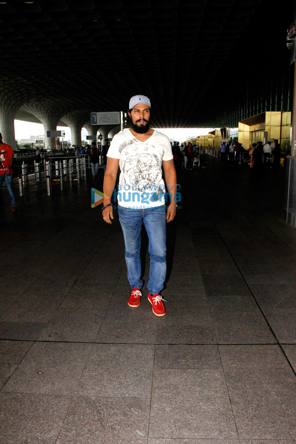 kareena abhishek others snapped at airport 3