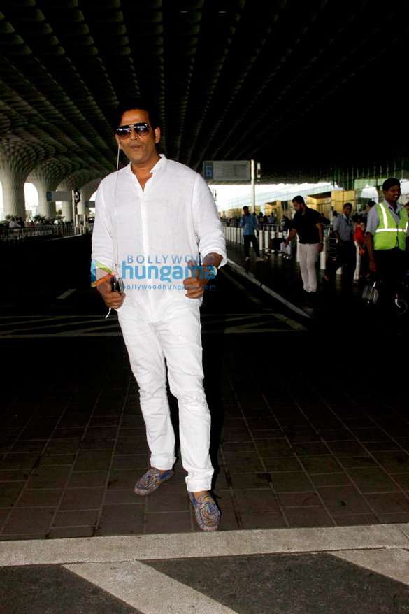 kareena abhishek others snapped at airport 4