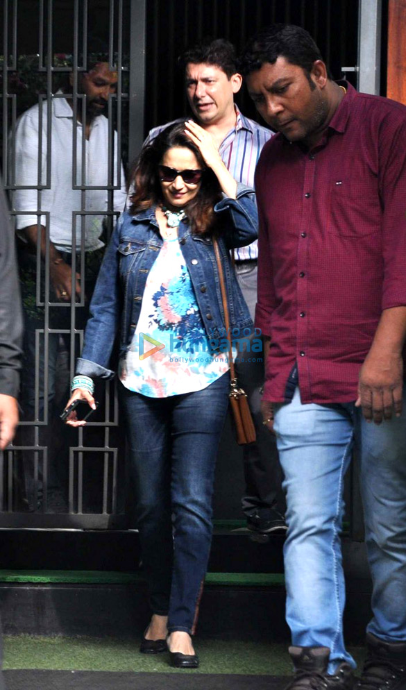 madhuri and family snapped 1