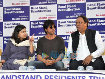 Shah Rukh Khan graces Band Stand Beautification initiative