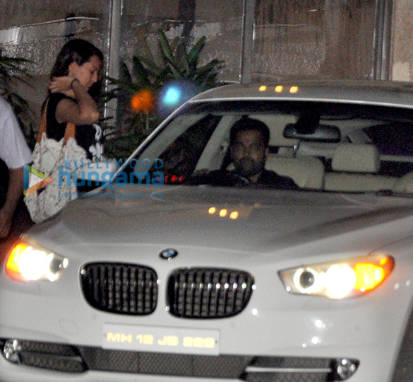 sonakshi snapped behind pillow to avoid getting clicked 1