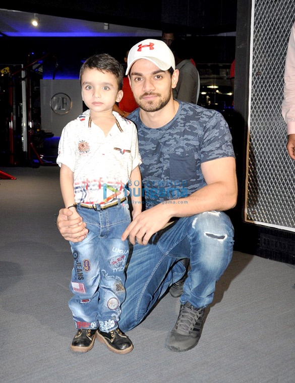 sooraj snapped with a kid fan at gym launch 4