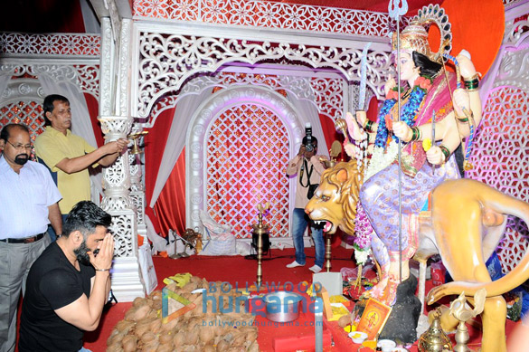 suniel visits navratri pandal to seek blessings 4