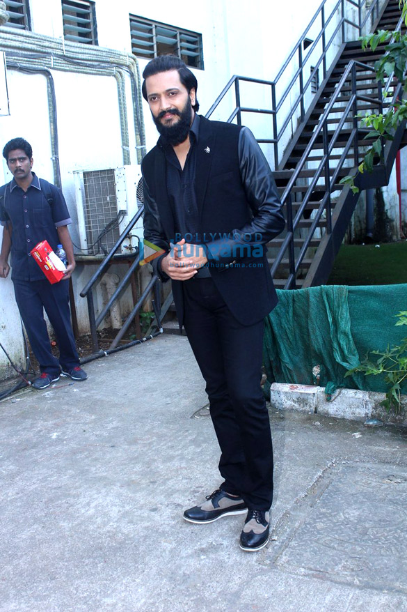 varun dhawan arjun kapoor on the sets of yaaron ki baraat 4