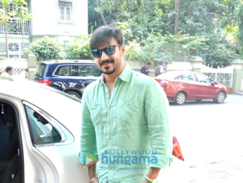 Vivek Oberoi snapped with his mom in BandraVivek Oberoi snapped with his mom in Bandra