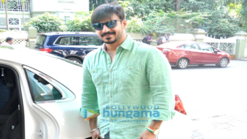 Vivek Oberoi snapped with his mom in Bandra