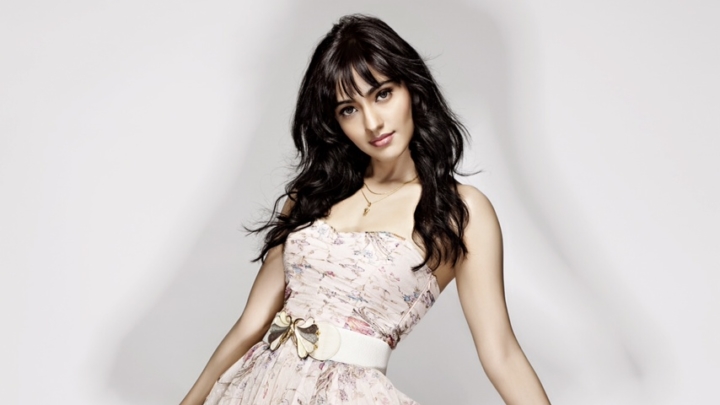 Neha Sharma’s TUM BIN Rapid Fire On Dialogues, Music, Chemistry