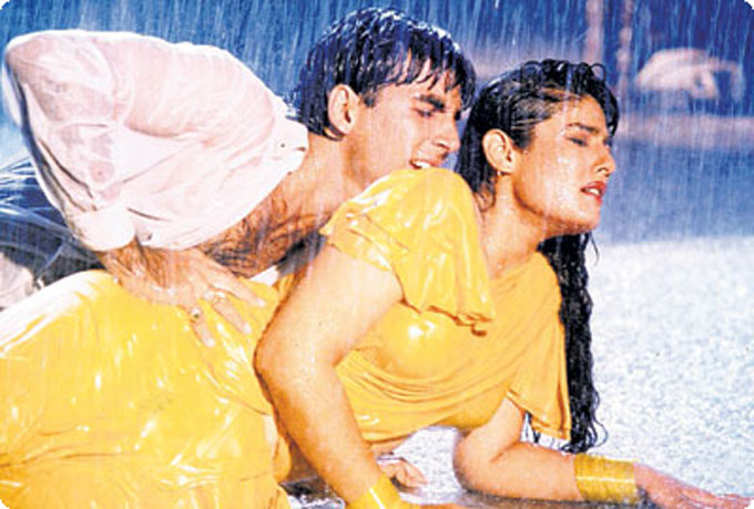 Watch: How Raveena Tandon conned Akshay Kumar Watch: How Raveena Tandon conned Akshay Kumar