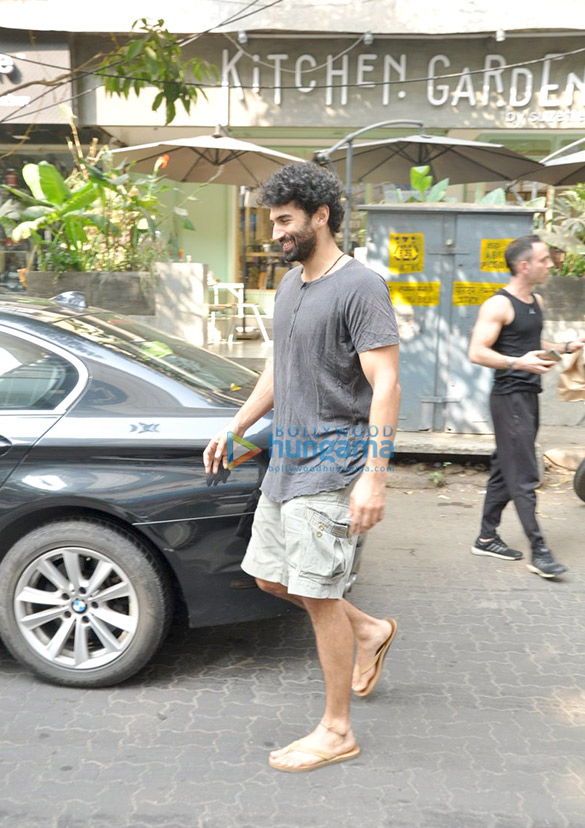 aditya roy kapur snapped post lunch with friend at suzette kitchen 6
