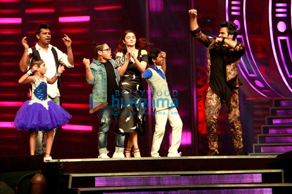 Alia Bhatt promotes ‘Dear Zindagi’ on the sets of ‘Super Dancer’ Alia Bhatt promotes ‘Dear Zindagi’ on the sets of ‘Super Dancer’