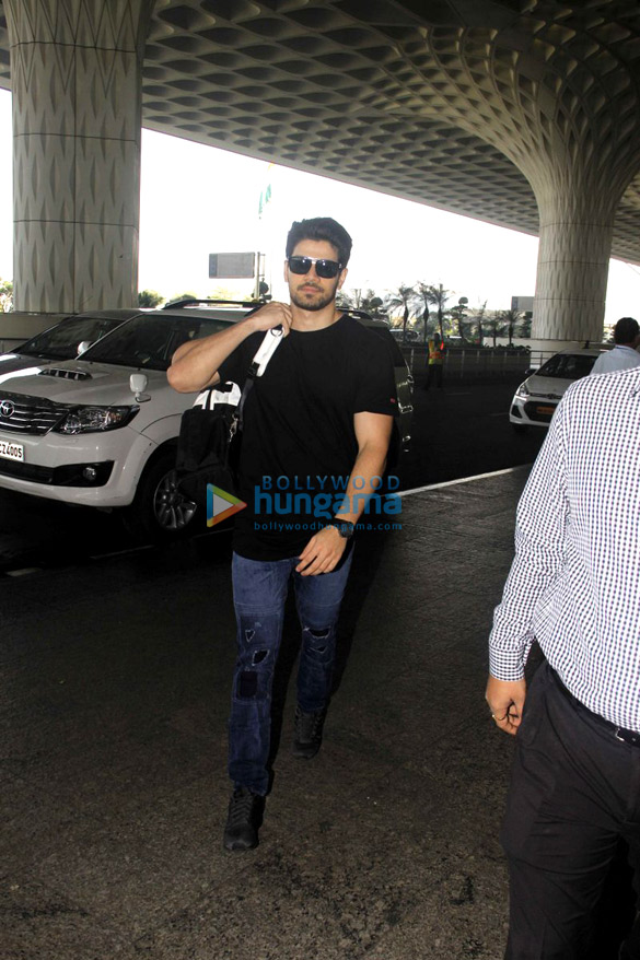 anushka sooraj and others snapped at the airport 2