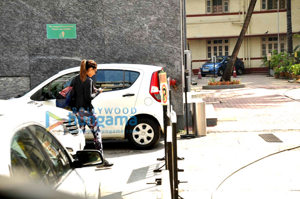 bipasha basu and hubby karan singh grover snapped entering the gym 5