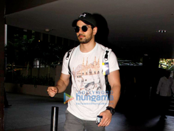 Bipasha Basu, Vidya Balan & Urvashi Rautela snapped at the Mumbai airport