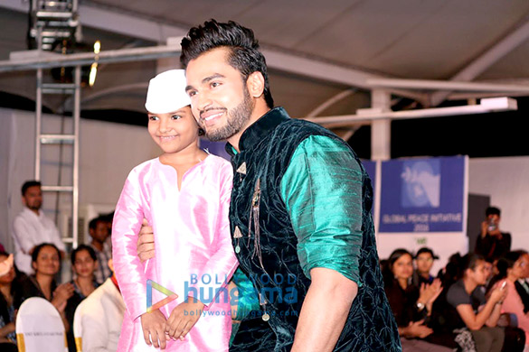 celebs walk the ramp at the global peace initiative 21