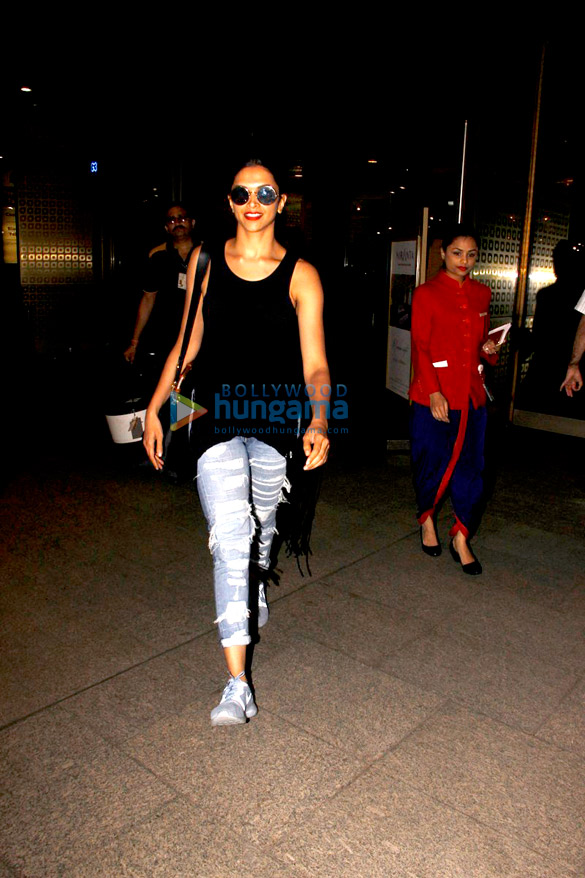 deepika snapped as she returns from bangalore 2