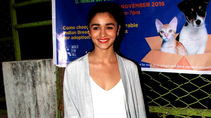 Alia Bhatt, Saif Ali Khan At Adoptathon To Provide Homes To Animals Alia Bhatt, Saif Ali Khan At Adoptathon To Provide Homes To Animals