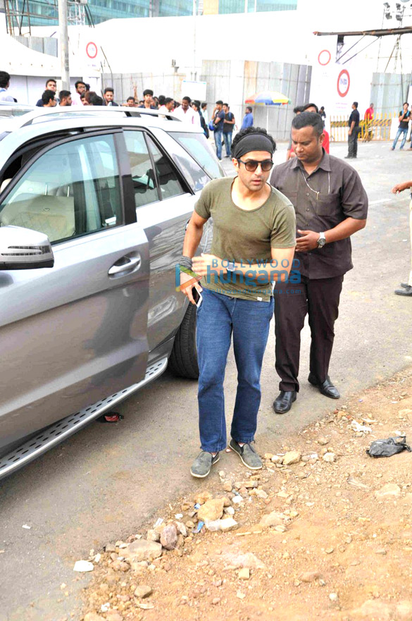 farhan akhtar and shah rukh khan snapped at global citizen rehersals 6