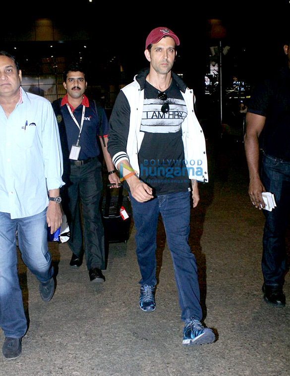 hrithik roshan snapped in cool casuals at the international airport 1