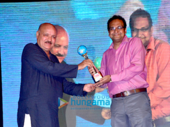 Jeetendra snapped receiving the Mumbai Global Achiever's Award 2016