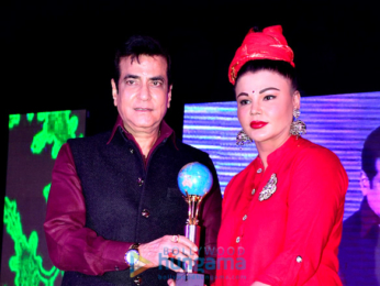 Jeetendra snapped receiving the Mumbai Global Achiever's Award 2016