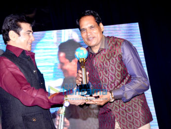 Jeetendra snapped receiving the Mumbai Global Achiever's Award 2016