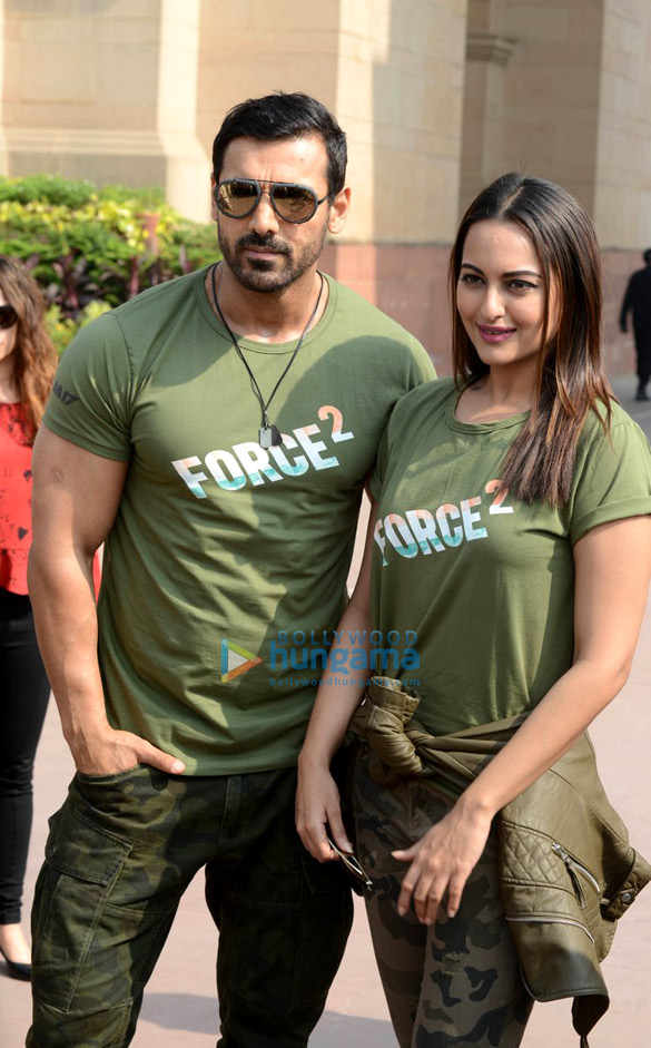 john abraham sonakshi sinha visit amar jawan jyoti in delhi to pay tribute to martyrs 2