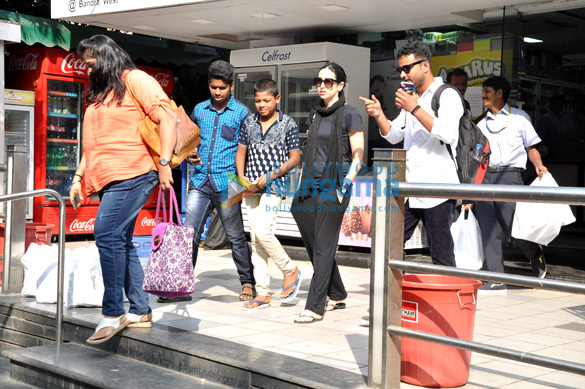 karisma kapoor snapped shopping in bandra 2