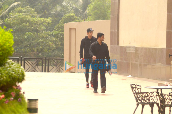 ranbir kapoor snapped post gym session at taj lands end 2
