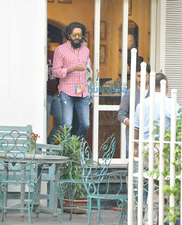 riteish deshmukh genelia dsouza snapped at taj mahal tea house bandra 3
